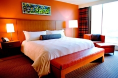 greektown_hotel_room_king-sized_bed